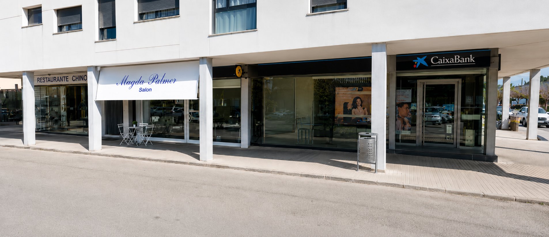 Fachada de Magda Palmer Concept Salon junto a CaixaBank