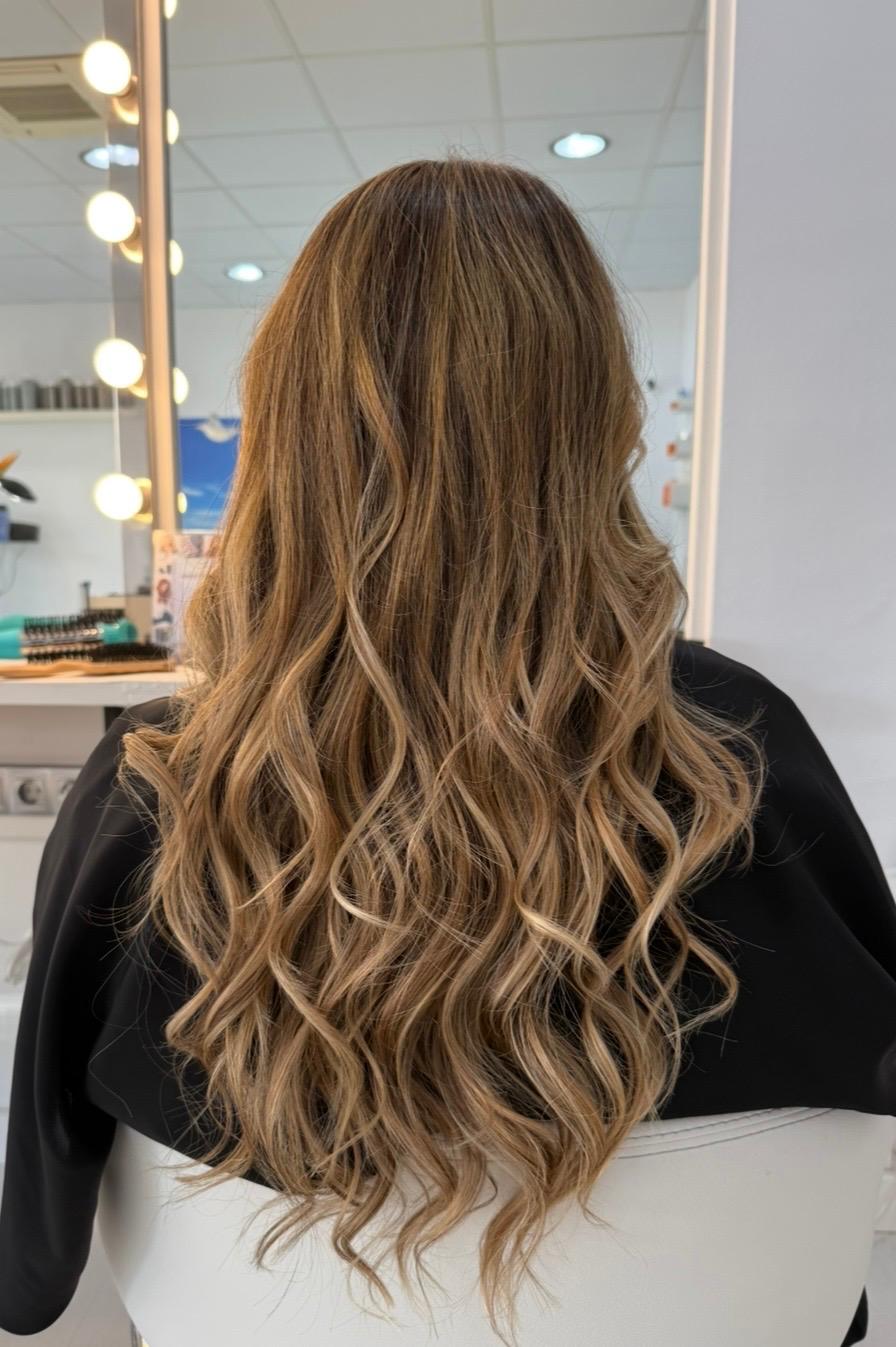 Balayage rubio con ondas