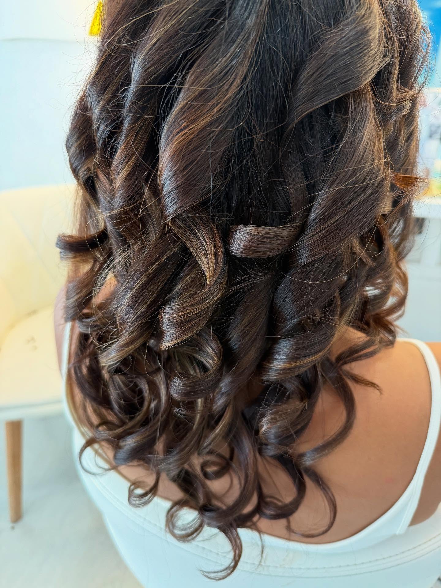 Rizos con balayage castaño
