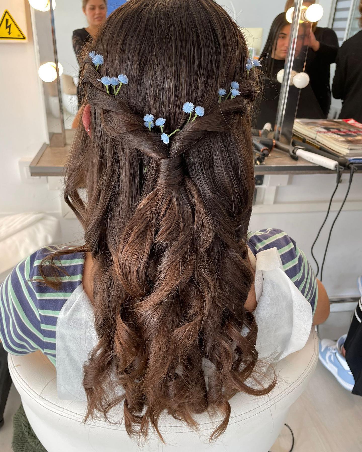 Semirecogido con flores azules