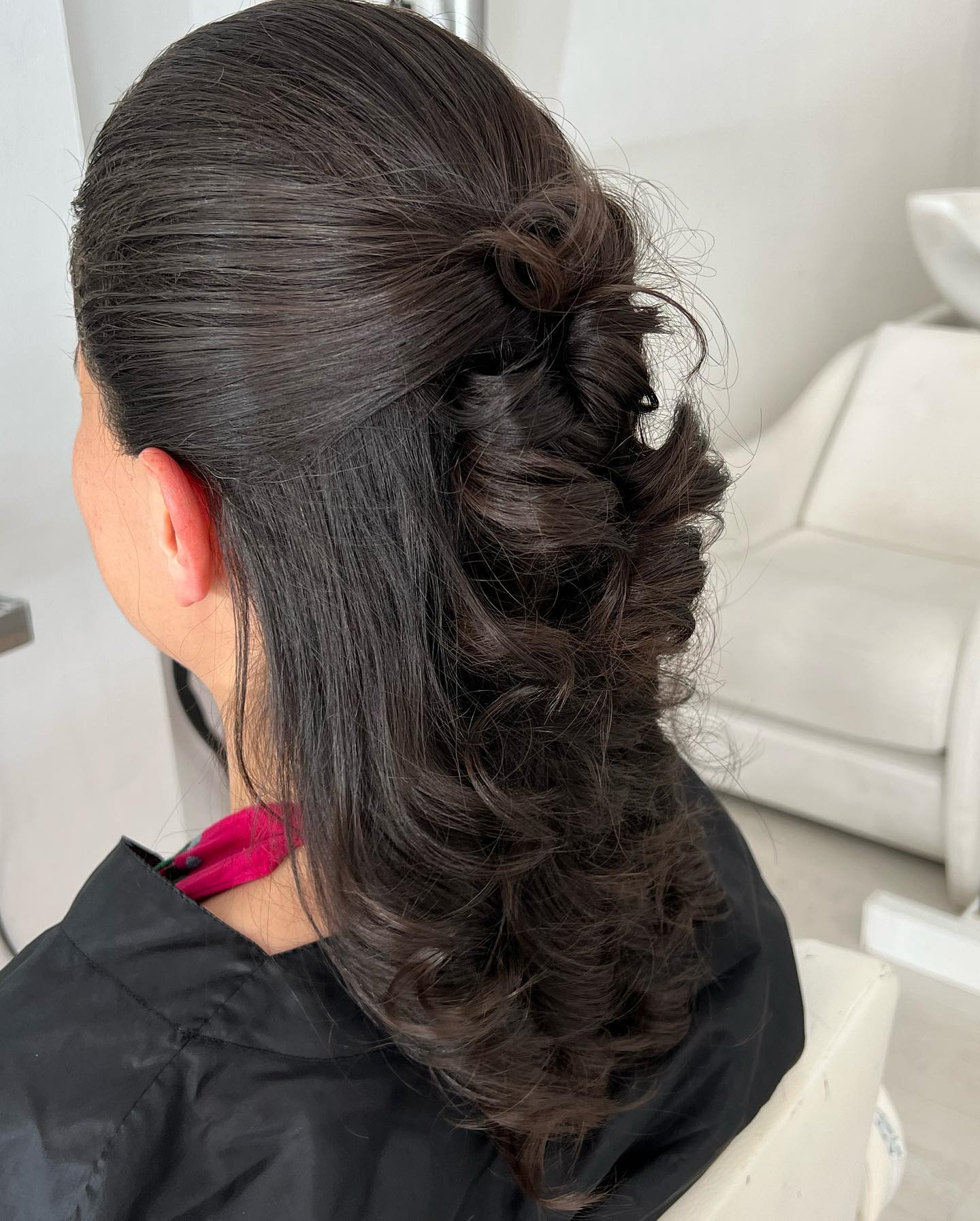 Semirecogido con flores rosas